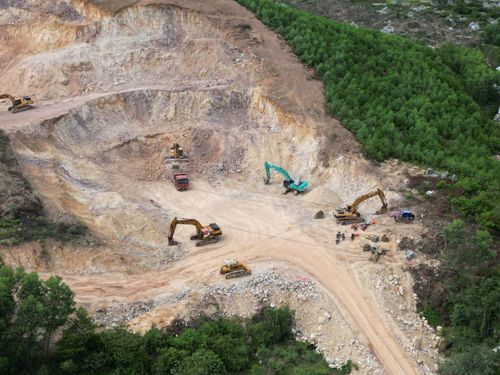  Hàng loạt phương tiện, máy móc được huy động tối đa để vận chuyển đất, phục vụ thi công nền đường dự án