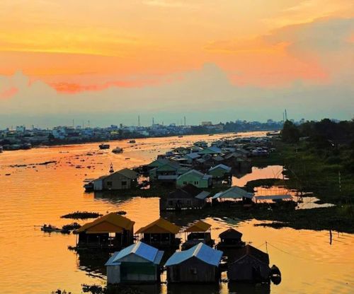 Khoảnh khắc hoàng hôn phủ sắc vàng cam lên mặt sông càng làm nổi bật vẻ đẹp thơ mộng của Làng bè sắc màu Châu Đốc. Ảnh: Lang thang An Giang.