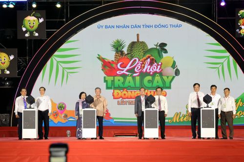 Các đại biểu thực hiện nghi thức khai mạc Lễ hội Trái cây Đồng Tháp lần thứ I