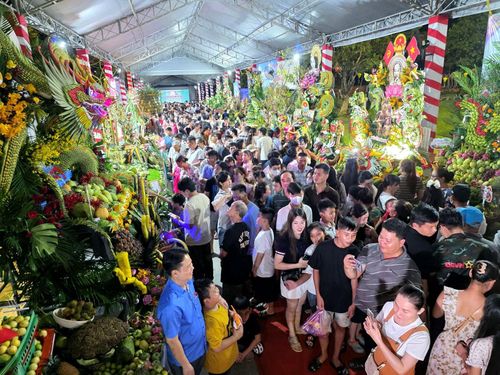Trong đêm khai mạc đông đảo người dân đến xem và thưởng thức các tiết mục văn nghệ, nhạc nước