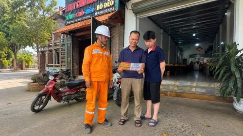 Điện lực Lập Thạch phát tờ rơi, tuyên truyền, phổ biến kiến thức sử dụng điện an toàn, tiết kiệm và hiệu quả tới khách hàng trên địa bàn. Ảnh TCTĐ