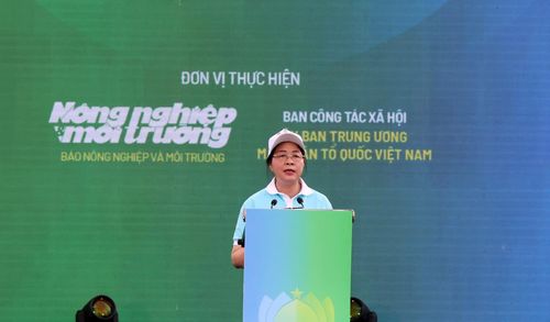 Chủ tịch Ủy ban Trung ương MTTQ Việt Nam Bùi Thị Minh Hoài phát động Thong trào thi đua "Toàn dân chung tay bảo vệ môi trường, vì một Việt Nam xanh - sạch - đẹp" - Ảnh: VGP/Gia Huy