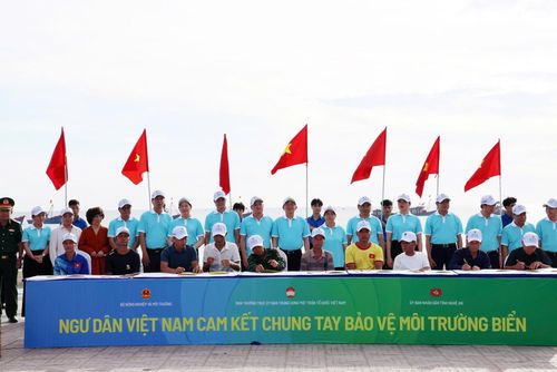 Các ngư dân tiêu biểu ký cam kết Bảo vệ môi trường - Ảnh: VGP/Gia Huy