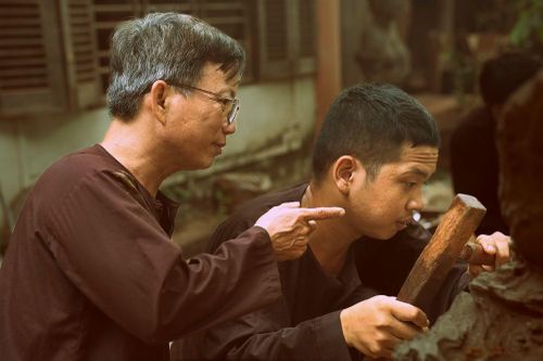 Niềm vui của ông Sướng, cũng như nhiều nghệ nhân lão làng nơi này, luôn là mỗi ngày vẫn được sống cùng gỗ, nhìn lớp trẻ tiếp tục nối dài nghề mộc Kim Bồng qua từng thế hệ