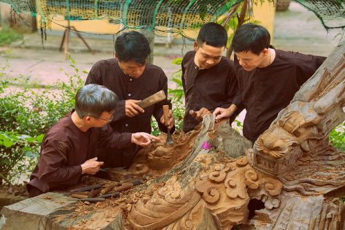 Gỗ qua bàn tay người Kim Bồng đã trở thành những vật dụng mang theo hồn cốt của một làng nghề sống bằng sự tỉ mỉ, nhẫn nại và đam mê