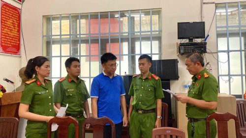  Tống đạt quyết định khởi tố Nguyễn Anh Tiến về tội sản xuất thực phẩm giả 