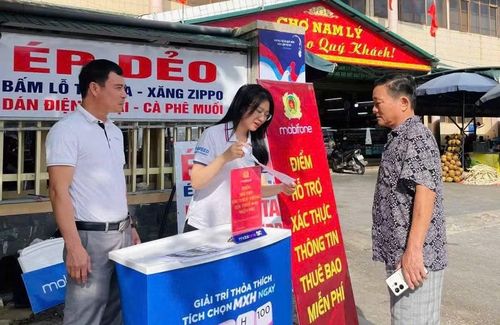 Công an tỉnh Quảng Trị tổ chức các điểm di động hỗ trợ người dân xác thực thông tin thuê bao miễn phí.