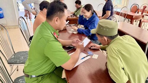 Công an xã Bến Quan hỗ trợ phục vụ nhân dân hình thành thói quen sử dụng các nền tảng số.