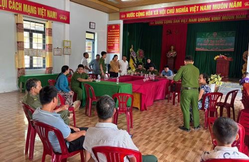 Công an xã Tuyên Phú về cơ sở phục vụ nhân dân chuyển đổi số.