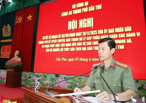 Đại tá Nguyễn Thanh Bình, Phó Giám đốc CATP Cần Thơ điều hành thảo luận tại hội nghị.