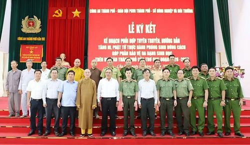 Các đại biểu chụp hình lưu niệm tại hội nghị.