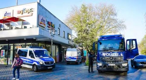Xe cảnh sát Đức bên ngoài cửa hàng kem Ý ở Siegen