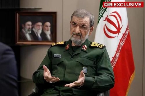 Ông Mohsen Rezaei - cố vấn quân sự của Lãnh tụ Tối cao Iran trong cuộc phỏng vấn với CNN. Ảnh: CNN.