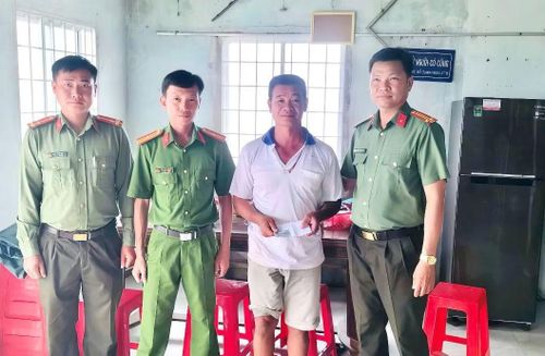 Công an xã U Minh thăm hỏi, hỗ trợ gia đình đồng chí Trịnh Minh Quân, thành viên bảo vệ ANTT cơ sở ấp 14 bị ảnh hưởng về nhà ở do mưa dông gây ra.