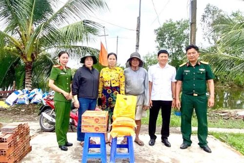 Công an xã Phong Hiệp cùng chính quyền địa phương thăm hỏi, hỗ trợ gia đình ông Đặng Chí Hiếu (ngụ ấp 9B) bị thiệt hại do mưa dông gây ra.