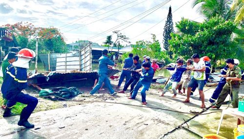 Công an xã U Minh cùng Cảnh sát PCCC và CNCH Công an tỉnh, người dân địa phương hỗ trợ khắc phục thiệt hại do mưa dông gây ra.