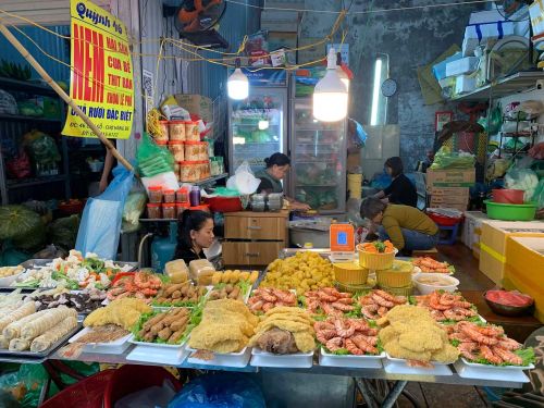 Thức ăn đường phố bày bán ngay trên vỉa hè không che đậy, gây nguy cơ mất vệ sinh ATTP.