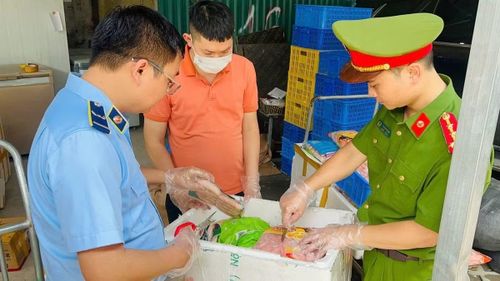 Một vụ thực phẩm "bẩn" được lực lượng chức năng ở Hà Nội phát hiện thu giữ.