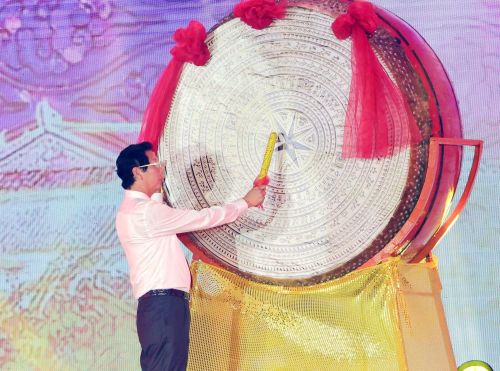 Đồng chí Lê Văn Phước, Phó Chủ tịch UBND tỉnh An Giang đánh trống khai hội.