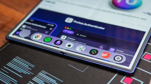 Khi những hình ảnh và thông số đầu tiên của Galaxy Z Fold 8 bắt đầu xuất hiện, điều khiến giới công nghệ chú ý không phải camera hay chip xử lý. Thứ gây bất ngờ lại là những con số tưởng như rất nhỏ: vài gram trọng lượng được cắt giảm, vài phần mười milimet độ dày biến mất và những đường viền màn hình ngày càng mỏng hơn.Trong cuộc đua smartphone hiện nay, đây có thể mới là những thông số quan trọng nhất.