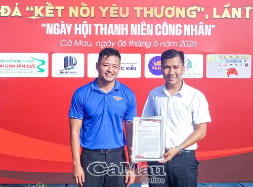Anh Nguyễn Trần Đăng Khoa, Bí thư Đoàn phường An Xuyên, trao thư cảm ơn Ban tổ chức Giải bóng đá “Kết nối yêu thương”.