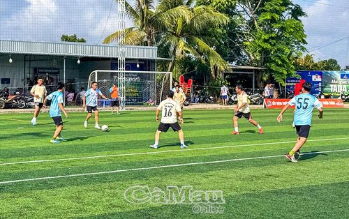 Các vận động viên tham gia thi đấu giải bóng đá “Kết nối yêu thương”.