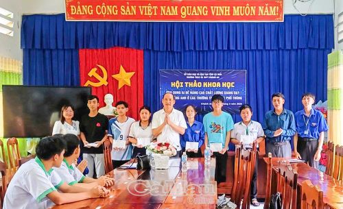  Ông Nguyễn Thanh Liêm (thứ 5 từ trái sang), Chủ tịch UBND xã Khánh An và ông Lê Thanh Giang (thứ 2 từ phải sang), Hiệu trưởng Trường THCS -THPT Khánh An trao hỗ trợ chi phí đi lại trong Kỳ thi tốt nghiệp THPT năm 2026 cho 13 học sinh có hoàn cảnh khó khăn của trường.
