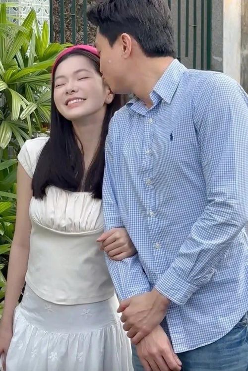 Hành động tình tứ của cả hai gây chú ý