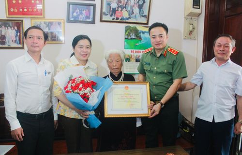 Trung tướng Mai Hoàng - Ủy viên Ban Thường vụ Thành ủy, Giám đốc Công an Thành phố mừng thọ bà Nguyễn Thị Kim Liên