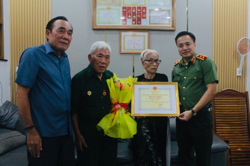 Trung tướng Mai Hoàng - Ủy viên Ban Thường vụ Thành ủy, Giám đốc Công an Thành phố mừng thọ mừng thọ bà Lê Thị Đậu