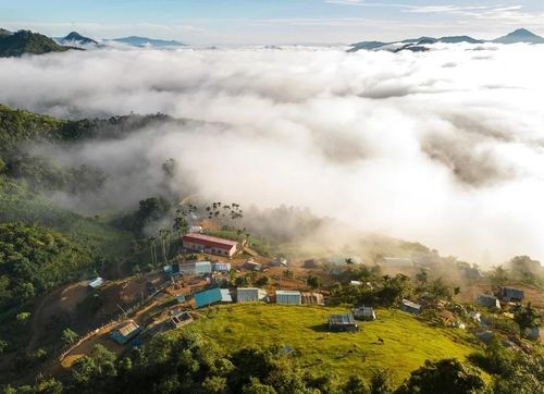 Biển mây bao phủ núi rừng Tăk Pổ vào sáng sớm, tạo nên khung cảnh ấn tượng giữa vùng cao xã Trà Tập, TP Đà Nẵng.