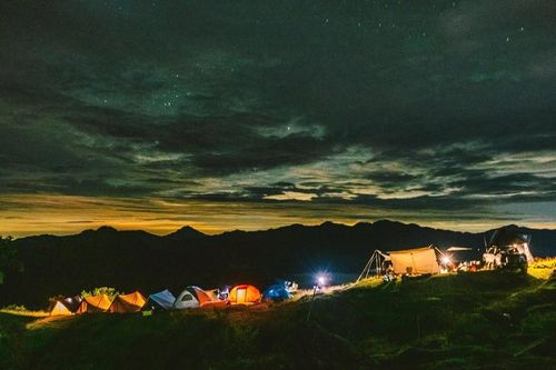 Không gian cắm trại về đêm tại Tăk Pổ thu hút nhiều du khách đến trải nghiệm và ngắm cảnh vùng cao.