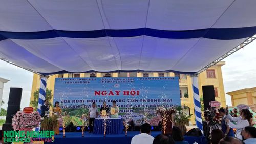 Lễ ký kết tiêu thụ sản phẩm của đơn vị doanh nghiệp cho bà con vùng lúa rươi hữu cơ ngay tại Ngày hội (ảnh:Kim Huệ)