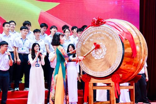 Cô Nguyễn Thị Nhiếp, Hiệu trưởng Trường THPT chuyên Chu Văn An đánh trống bế giảng năm học 2025-2026, đánh dấu buổi học cuối cùng của khóa K116 trước khi các em bước vào kỳ thi Tốt nghiệp THPT.