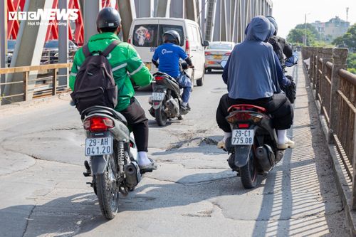 Qua thời gian dài sử dụng, mặt cầu dày đặc các điểm bong tróc, lồi lõm và ổ gà, khiến việc lưu thông qua cầu gặp nhiều khó khăn, đồng thời ảnh hưởng đến trải nghiệm và mức độ an toàn của người tham gia giao thông.
