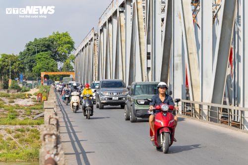 Là cây cầu khai thác đồng thời cả đường bộ và đường sắt, cầu Đuống đang phải gánh lưu lượng phương tiện vượt xa năng lực thiết kế. Đặc biệt, phần cầu đường bộ thường xuyên rơi vào tình trạng quá tải, gây ùn tắc kéo dài vào các khung giờ cao điểm.