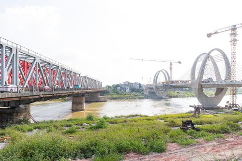 Trong bối cảnh cầu Đuống cũ ngày càng quá tải, dự án xây dựng cầu Đuống mới đang được đẩy nhanh tiến độ ngay bên cạnh công trình hiện hữu. Dự án có tổng mức đầu tư hơn 1.800 tỷ đồng, được kỳ vọng sẽ giải quyết những hạn chế về năng lực khai thác và đáp ứng nhu cầu giao thông ngày càng tăng của khu vực.