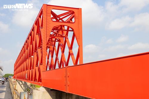 Cầu đường sắt mới có chiều dài khoảng 280m với 6 nhịp dầm và dàn thép, đáp ứng khai thác đường sắt khổ lồng 1.000mm và 1.435mm, vận tốc thiết kế 80 km/h. Công trình cũng được đầu tư nâng cao tĩnh không thông thuyền nhằm cải thiện khả năng lưu thông trên tuyến đường thủy qua sông Đuống.