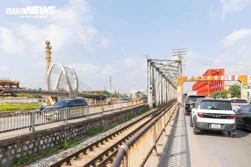 Trước thực trạng này, cơ quan chức năng triển khai nhiều giải pháp nhằm bảo đảm an toàn khai thác như lắp đặt biển báo hạn chế tải trọng, giới hạn chiều cao phương tiện và tăng cường kiểm tra, giám sát.