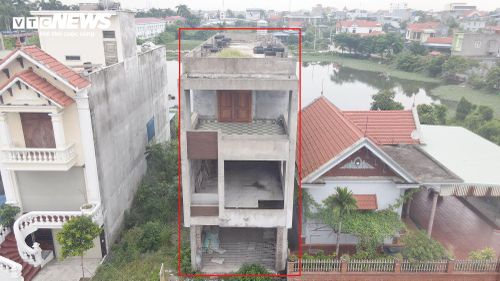 Ngôi nhà 3 tầng của gia đình ông Lã Văn Kiên xây dựng năm 2020 gần hoàn thiện thì xảy ra tranh chấp với bà Đoàn Thiên Hương qua nhiều năm chưa được giải quyết dứt điểm.