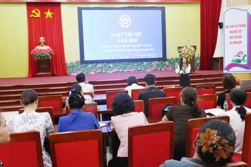 Trưởng phòng phổ biến, giáo dục pháp luật Sở Tư pháp Hà Nội Vũ Thị Thanh Tú chia sẻ về Luật Thủ đô và các văn bản thi hành tại hội nghị. Ảnh: Công Phương