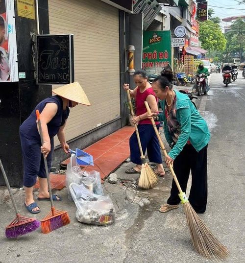 Tại các ngõ phố, người dân cùng nhau quét dọn sạch sẽ các tuyến đường. Ảnh: PV