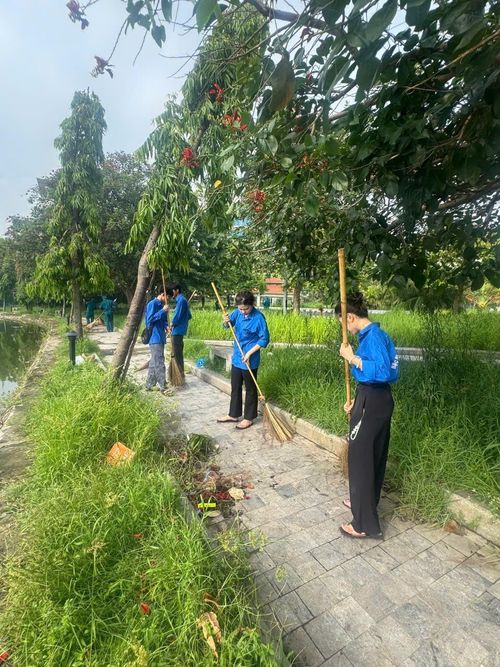 Nhiều hoạt động ý nghĩa trong bảo vệ môi trường được các lực lượng và người dân thực hiện ngay trong ngày ra quân. Ảnh: PV