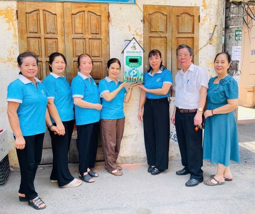 Mô hình Ngôi nhà Pin cũ thu gom pin cũ bảo vệ môi trường của các chi hội Phụ nữ phường. Ảnh: PV