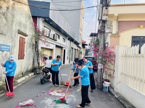 Hội viên Hội Nông dân, Hội Phụ nữ xã đồng loạt dọn rác tại các ngõ, xóm. Ảnh: PV