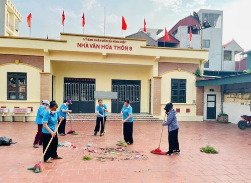 Tại các công trình công cộng, người dân dọn vệ sinh, góp phần chỉnh trang cảnh quan đường làng, ngõ xóm. Ảnh: PV