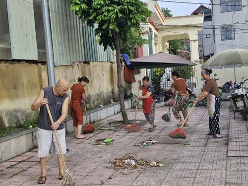 Sáng 6-6, người dân các thôn đồng loạt hành động vì môi trường. Ảnh: PV