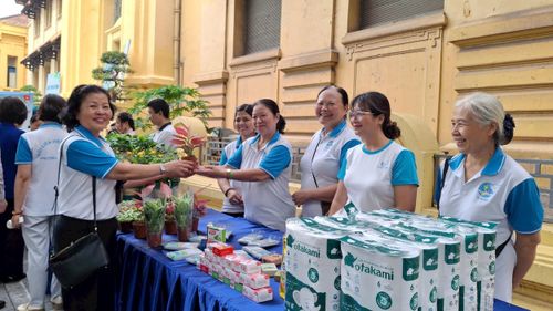 Bà Nguyễn Thị Tuyết Minh, Chi hội trưởng Chi hội Phụ nữ số 24, phường Cửa Nam (thứ nhất từ trái sang) đổi rác tái chế lấy quà tại chương trình. Ảnh: Hiền Chi