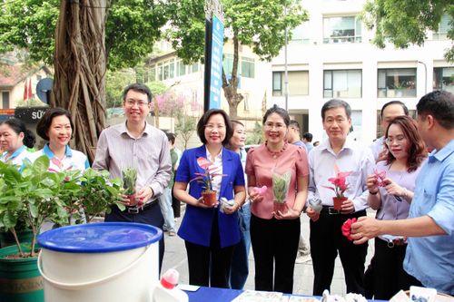 Chủ tịch Ủy ban MTTQ Việt Nam thành phố Hà Nội cùng lãnh đạo phường Cửa Nam hưởng ứng các hoạt động thiết thực tại chương trình. Ảnh: Lê Phương
