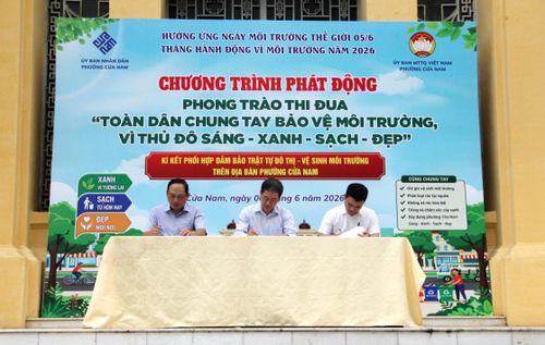 Đại diện các đơn vị tham gia ký kết chương trình phối hợp bảo đảm trật tự đô thị - vệ sinh môi trường trên địa bàn phường Cửa Nam. Ảnh: Lê Phương